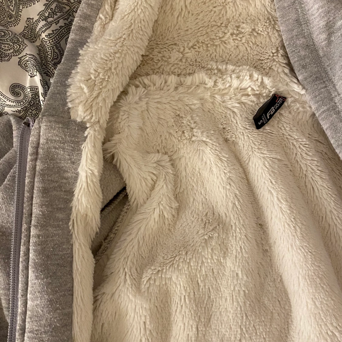 grå huvtröja i storlek S - 90