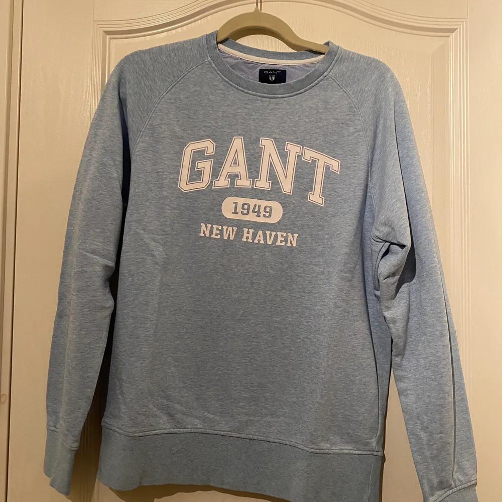 Säljer min blå Gant sweatshirt i storlek M eftersom jag inte använder den längre. Priset är inte spikat! Kan gå ner vid snabb och smidig affär.. Tröjor & Koftor.