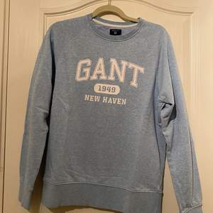 Säljer min blå Gant sweatshirt i storlek M eftersom jag inte använder den längre. Priset är inte spikat! Kan gå ner vid snabb och smidig affär.
