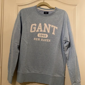 Gant Sweatshirt - Säljer min blå Gant sweatshirt i storlek M eftersom jag inte använder den längre. Priset är inte spikat! Kan gå ner vid snabb och smidig affär.