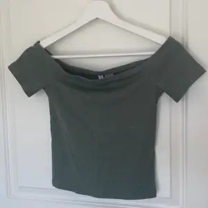 Grön tröja från H&M i storlek S. Inget slitage eller liknande. Köparen står för frakten. Frakten är ej inkluderad i priset 💕☺️