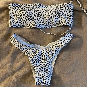 Prickig bikiki - Jättefin som endast är testad, skirsnygg detalj i ryggen. Beställde fel storlek så inga defekter. Storlek xs💗 Frakt tillkommer