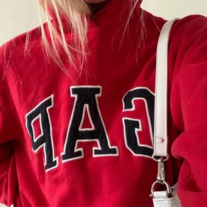 (Lånad bild) Vintage Gap hoodie - Säljer nu min vintage gap hoodie i storlek S. Bra skici, används ej längre därför jag säljer