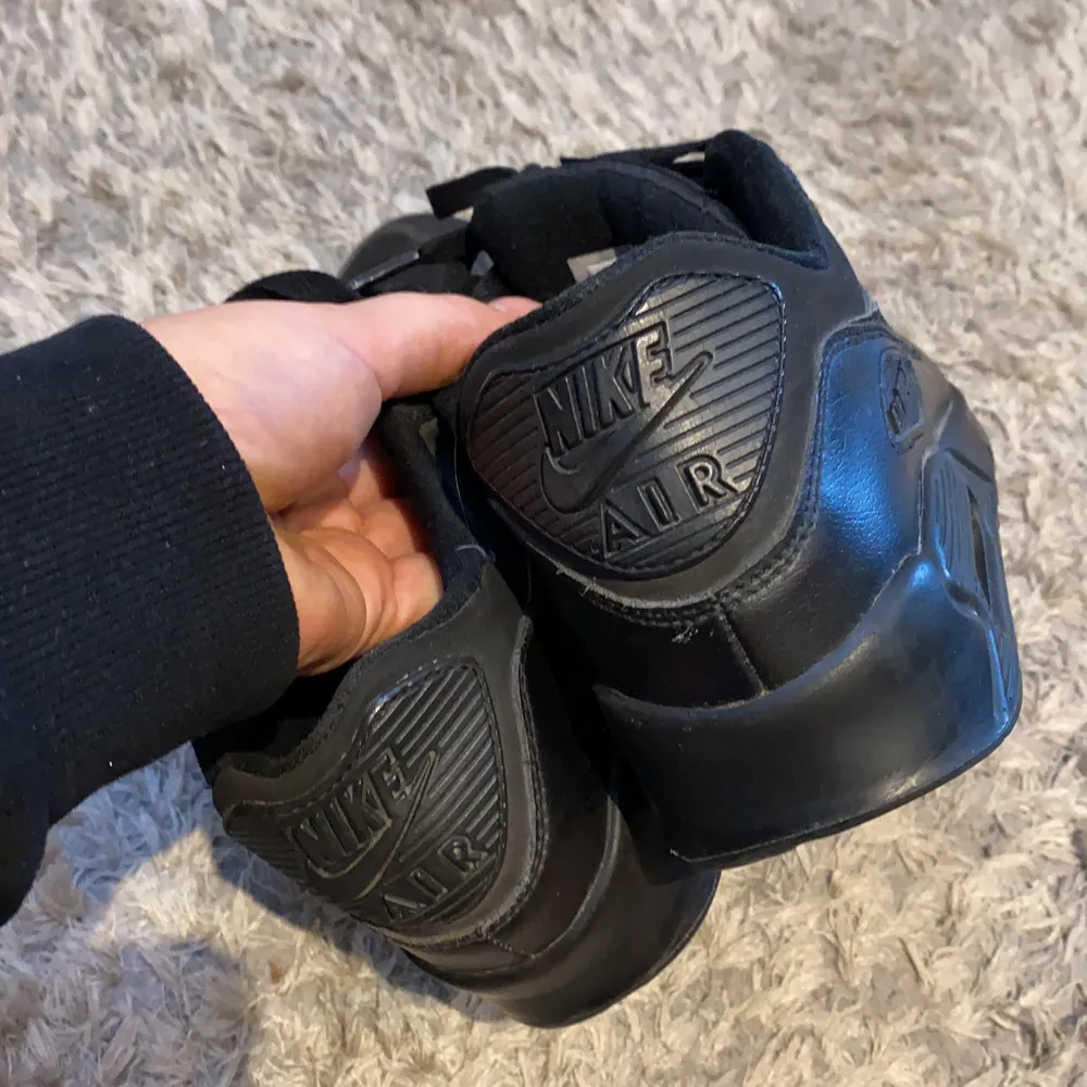 Fräscha Nike air Max 90 färg svart strl 38,5 sparsamt använda . Skor.