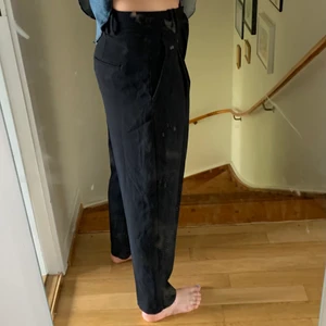 Svarta kostymbyxor - Helt nya superfina kostymbyxor med vida raka ben! Jag säljer dem för att jag behöver pengar och redan har liknande☺️ Kontakta mig för fler bilder! Byxorna är i storlek S vilket uniefär motsvarar storlek 36☺️
