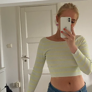Croppad tröja  - Så fin croppad tröja från zara i st S så snygg. Grön med gula ränder. 