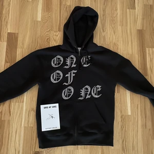 One of one Zip hoodie storlek S  - Väldigt skön och ursnygg Zip hoodie från One of one. Säljer pga för stor. Använd 1 gång. Nypris: 1500kr, mitt pris: 1300kr. Kan diskuteras om pris. 
