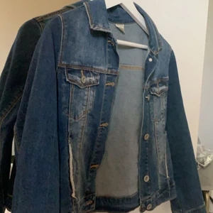 Jeans Jacka! - säljer denna snygga Jeans jacka ifrån Zara! Säljer pga att den är för liten för mig. väldigt bra material. Frakt tillkommer!