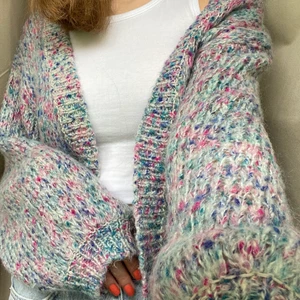 Stickad kofta - Stl xs/s, men skulle säga att den är stor i storleken! En stickad kofta i blandade färger med ballongärmar 🍭 : riktigt fin till sena sommarkvällar : köparen står för frakten