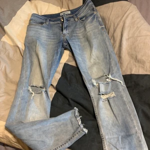 Just junkies jeans - Ljusa jeans , storlek 34/32 men avklippta nedtill lite, men passar i längden på mig som är 183, skinnyfit så passar 31-32 skulle jag säga