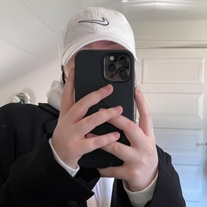 Vit Nike keps  - Nästintill aldrig använd så i mycket bra skick. 165 kr med inkluderad frakt.