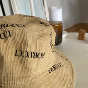 Bucket hat från Fiorucci  - Säljer min helt oanvända bucket hat från Fiorucci. Väldigt snyggt manchester liknande mönster som kommer ge det där lilla extra till din outfit 😍 ( Skickar alltid med fri och spårbar frakt) 💝