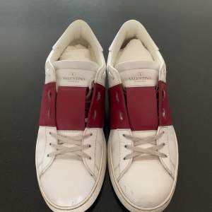 Ett par valentino skor i färgen vinröd/burgundy. Fint använt skick med ett par märken. 
