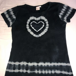 Tie dye topp - Säljer denhär söta toppen från indiska i storlek s💞 köptes här på plick för 100 men har tyvärr inte kommit till användning❤️
