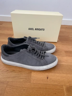 Arigatos  - Gråa arigatos använda ett par gånger därav priset men fortfarande väldigt fint skick. Storlek 46. Box ingår. Skriv för frågor