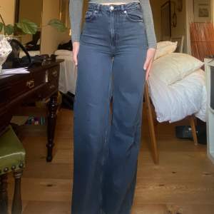 Vida jeans i unik blå tvätt från Weekday. I modellen ACE. Dessa har tyvärr blivit för små för mig! Högmidjade och sitter superfint med vida ben och tight midja. 
