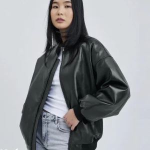 Jacka från Bikbok - Säljer denna fina bomberjackan från bikbok då den inte kommer till användning, andvänt den 2 gånger så det finns inga defekter och så den är som ny! 