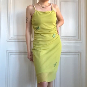 superfin y2k ljusgrön klänning - jättefin ljusgrön tajt klänning med paljetter och glittriga fjärilar på! skick: mycket gott storlek: M modell: s/m 169cm 