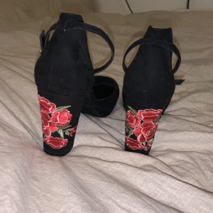 Klackskor - Fina klackskor med fina blomdetalejer, använda ett fåtal gånger
