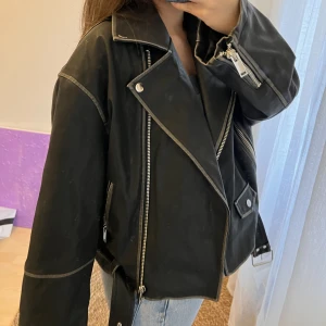 Skinnjacka med kontrast  - Helt oanvänd jacka (prislappen är kvar). Storlek L men passar även Xs-M för oversize passform. Köpt för 700kr.  För referenser:  Jag är 160 cm lång 