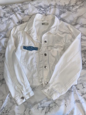 Superfin vit jeansjacka - Superfin jeansjacka från Gina trocot storlek xs. 50kr