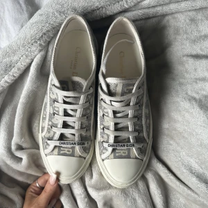 Dior skor - Säljer dessa as snygga dior skor i grå. Superfina nu till sommaren och sitter jättebra på. De är använda ett par fåtal gånger men ser inte alldeles för använda ut. Säljer endast dessa vid ett bra pris då de är köpta för en del. Hör av er vid fler frågor!💕