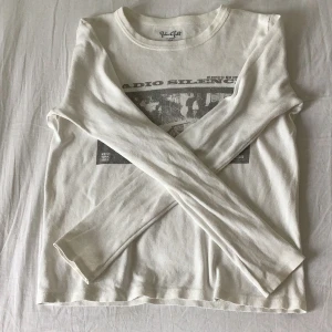 Vit tröja - Säljer denna tröja från brandy då den inte är min stil längre. 