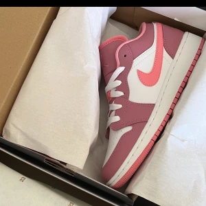 Jordan low 1 - Säljer helt nya Jordan low 1 i kartong strl 35,5. Bud från 1300.