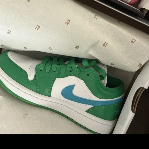 Jordan 1 low - Säljer helt nya Jordan 1 low med kartong strl 35,5. Bud från 1800.