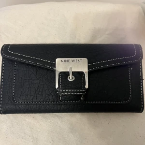 Nine West wallet - Plånbok  Helt oanvänd Svart med silver metal bälte typ Du kan lägga all din para girl 😻