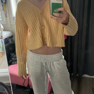 Zara kofta - Sjukt fin kofta från zara! Sitter jätte fint som en 146/152 storlek men det är storlek 140 men som ni ser så har jag storlek 146/152 och den sitter som guld! Kontakta för fler bilder!😊
