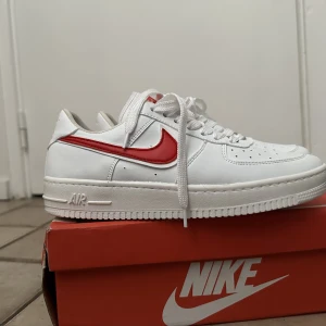 Nike air force 1 - Säljer du dessa super fina Nike air force 1 vita med röd logga super snygga och sköna endast testade då jag hann växa ur de innan börja använda de nyskick!  (Går att köpa vid bra pris)