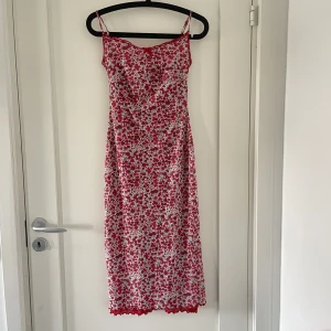 klänning - Blommig klänning strl S (se bilder) från kookai