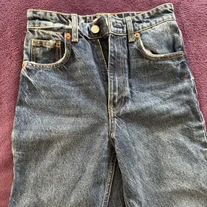 Ser gråare ut på bilden, är mörkblåa egentligen! Väldigt fina straight jeans med en hög midja. Midjan är lite mindre och passar mig tyvärr inte längre, använda 1-2 gånger utan några defekter💐
