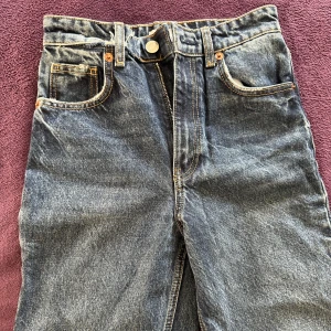 Zara Jeans - Ser gråare ut på bilden, är mörkblåa egentligen! Väldigt fina straight jeans med en hög midja. Midjan är lite mindre och passar mig tyvärr inte längre, använda 1-2 gånger utan några defekter💐