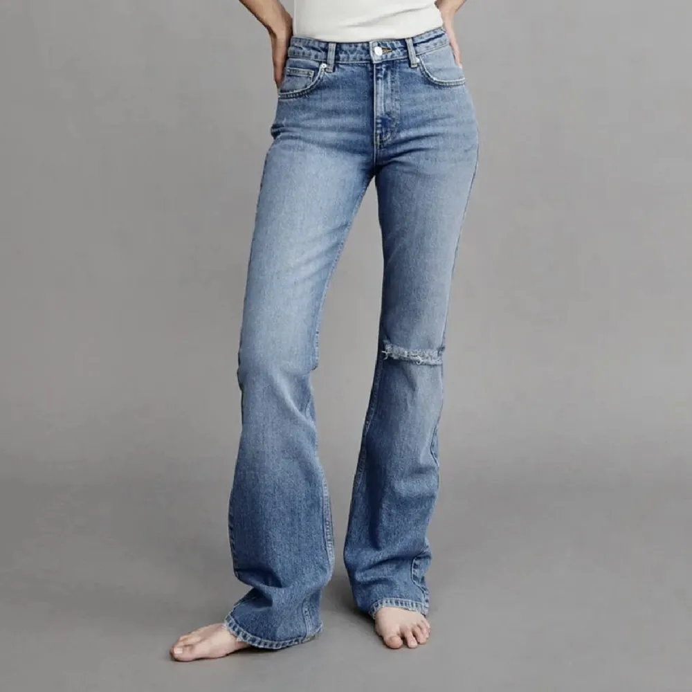 Mid waist jeans från ginatricot i fint skick!!😍 nypris; 599, köpare står för frakt🫶. Jeans & Byxor.