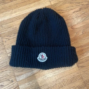Moncler mössa - Säljer min moncler mössa som är i väldigt bra skick, sparsamt använd. Köpt nyligen för 1800. 