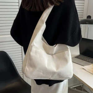 Jättefin axelväska - Supergullig beige axelväska som tyvärr inte kommit till användning. Helt ny! 