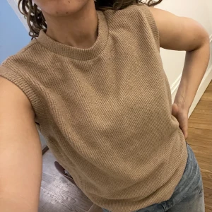 Stickad Väst - En stickad väst i beige/brun färg. Har endast användt några fåtal gånger så den är i väldigt bra skick. I storlek S 🌟