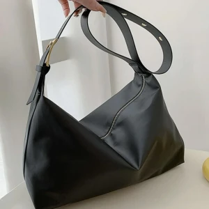 Svart väska - Supercool svart väska. Aldrig använd då jag råkade beställa två..  