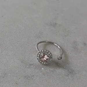 Lilly and rosé ring - Lilly and rosé ring, knappt använd. 