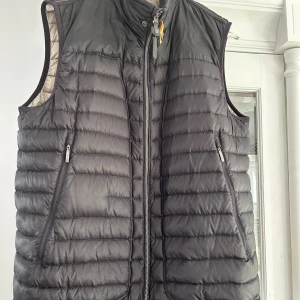 Parajumper Väst - Parajumper väst i storlek XL i bra skick hör av dig vid intresse 