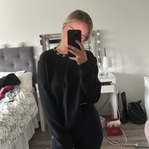 Sweatshirt  - Supersnygg och clean sweatshirt från Calvin Klein. Aldrig använd och som ny i skick. Passar till vad som helst och är mjuk & härlig inuti