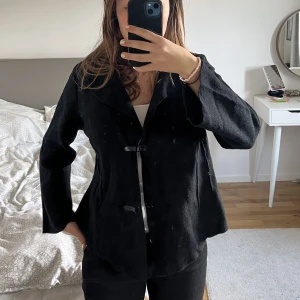 Kappa  - Superfin svart kappa från A - Design. Köpt på sellpy men aldrig använd då den var för liten för min smak!💕💕