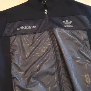 Adidas Hoddie/jacka  - Mörk blå Adidas Hoddie i väldigt bra skick .  Kan användas som en hoddie under vintern och under våren/sommaren som en lite tunnare jacka. 