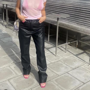 LXA PU-byxor - Byxor från LXA i fejk-läder. Slutsålda på hemsidan. Nypris 1099