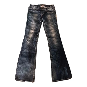 Y2k low waist jeans - Low waist med snygg design och fickorna. Älskar de men behöver pengar så nu säljer jag de!! Midjan 74cm innerben 80cm. 