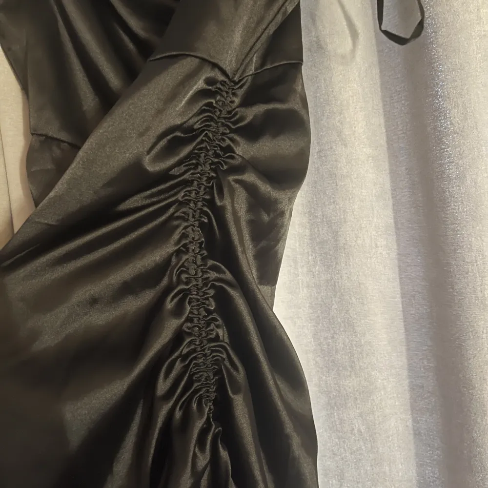 Svart satin kläning med drag detaljer på båda sidor, använd och tvättad en gång💗. Klänningar.