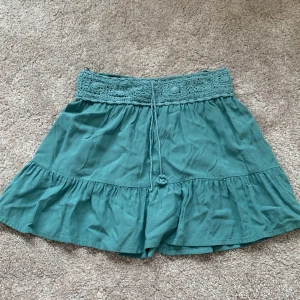 Kjol - Fin kjol från pull and bear  Använd få gånger  Super fin kjol frän pull and bear Säljer lite billigare pga en Knut har gått upp på snörerna se bild 3 Ny pris 300 kr Strl S 