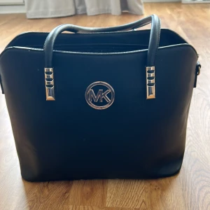 Michael kors väska  - Fin väska jag inte använder längre! Inga defekter 